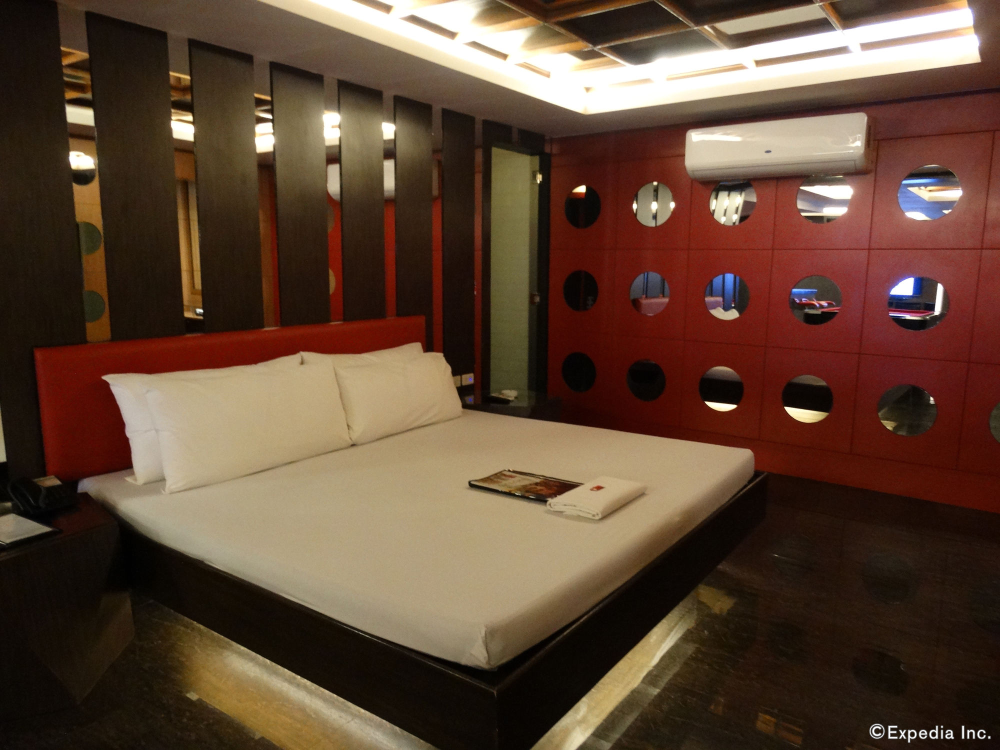 Фото Victoria Court Cuneta