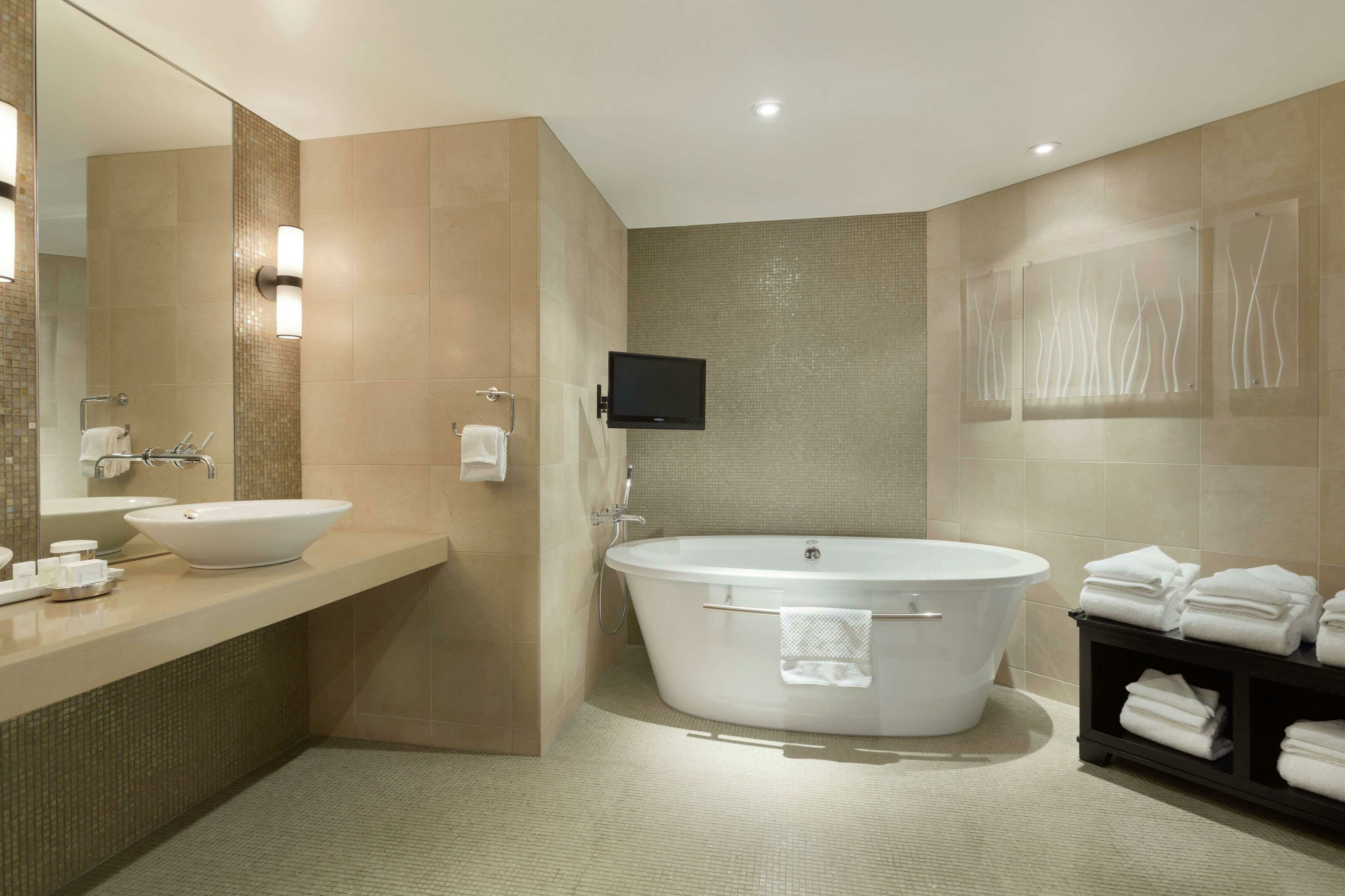 Фото Embassy Suites Baltimore-Downtown