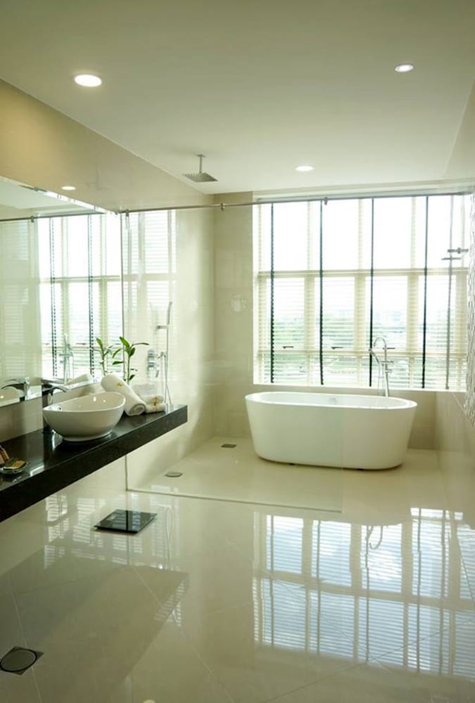 Фото The Waterfront Hotel