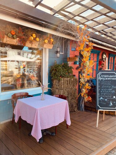 Ұзын тілі бар лесбиянканың сүйісіп жатқан порно видеосы