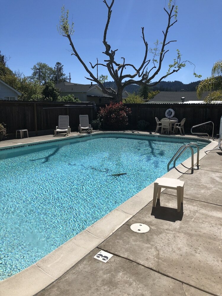 Фото Cloverdale Wine Country Inn & Suites