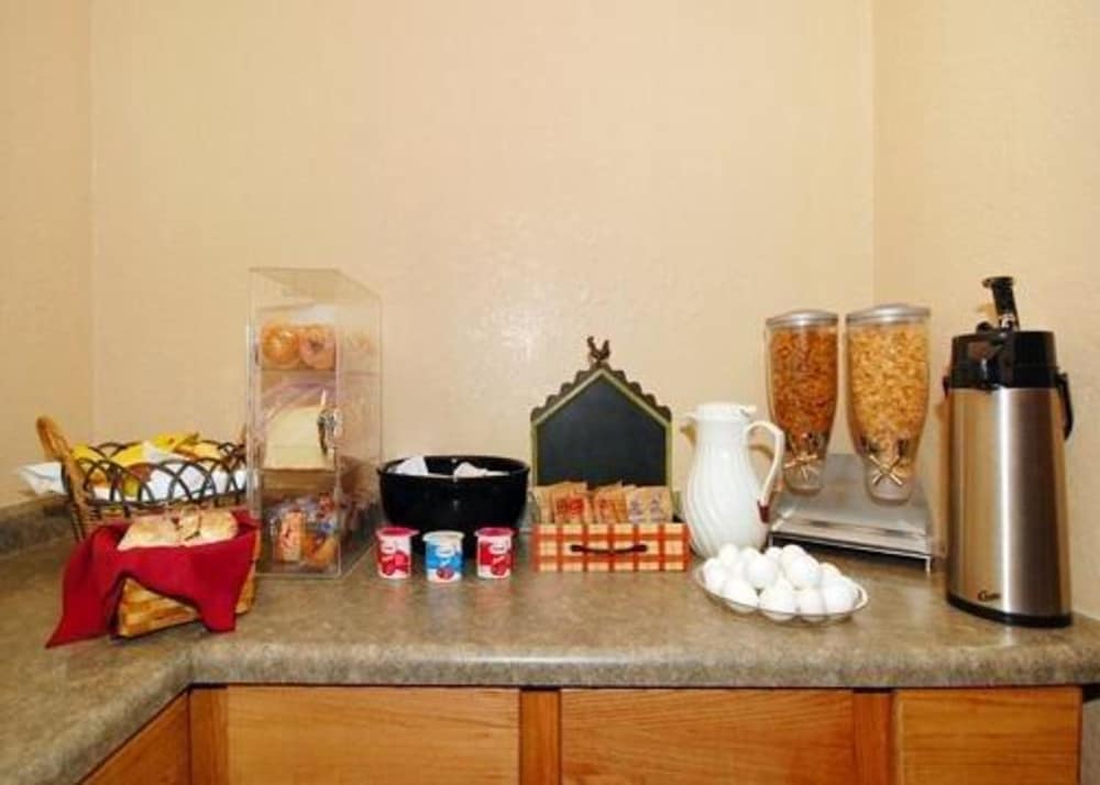 Фото Econo Lodge Inn & Suites