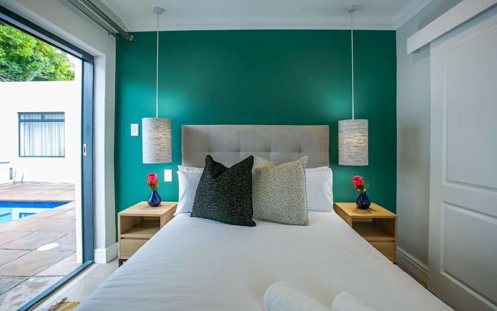 Фото Hout & About Guest House