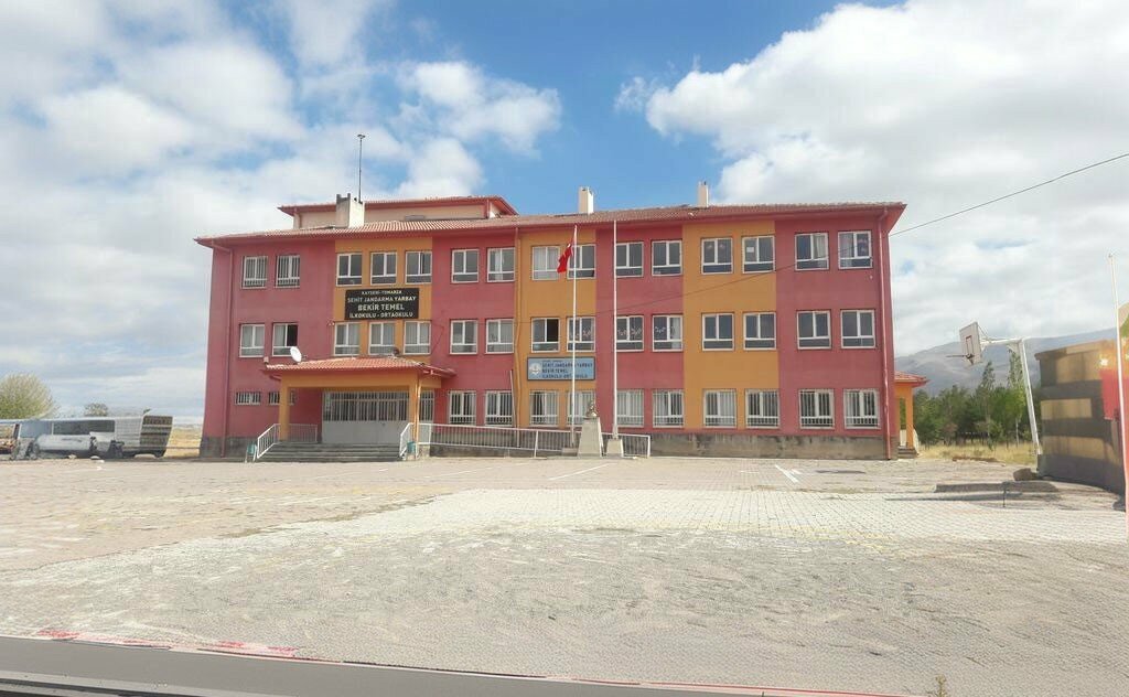 School Martyr Gendarmerie Lieutenant Colonel Bekir Temel Middle School, Tomarza, photo