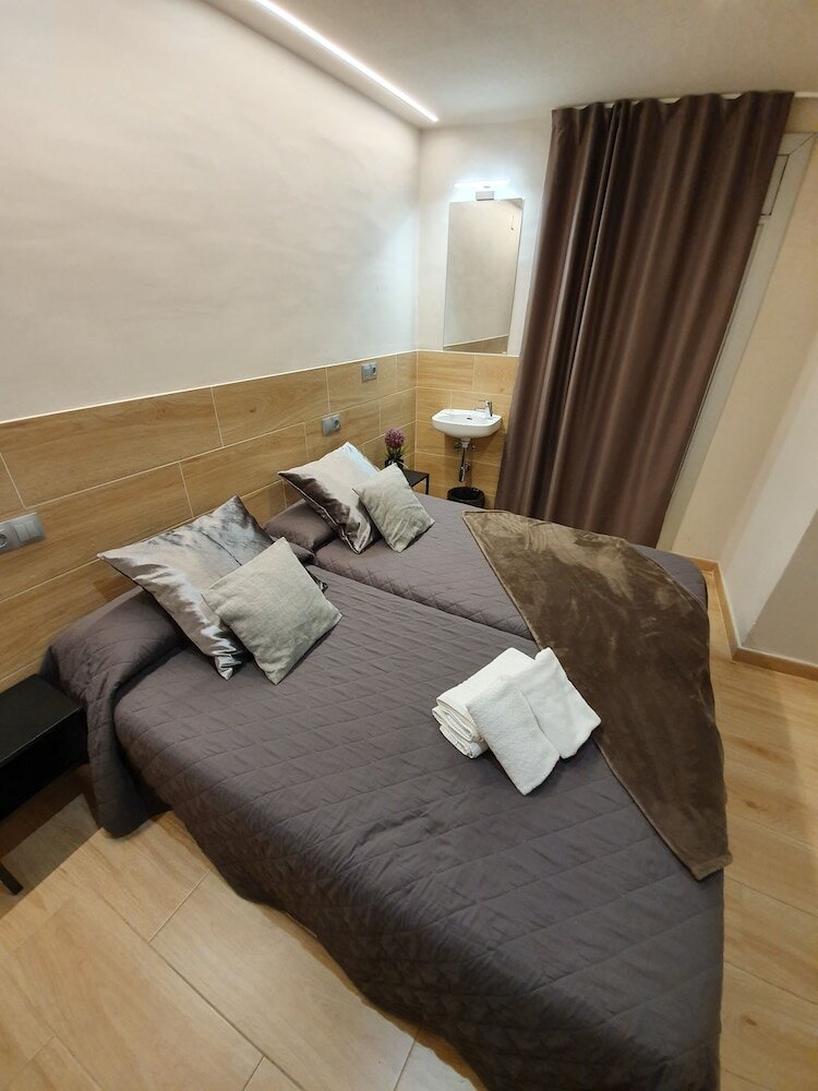 Фото Hostal Sant Ramón