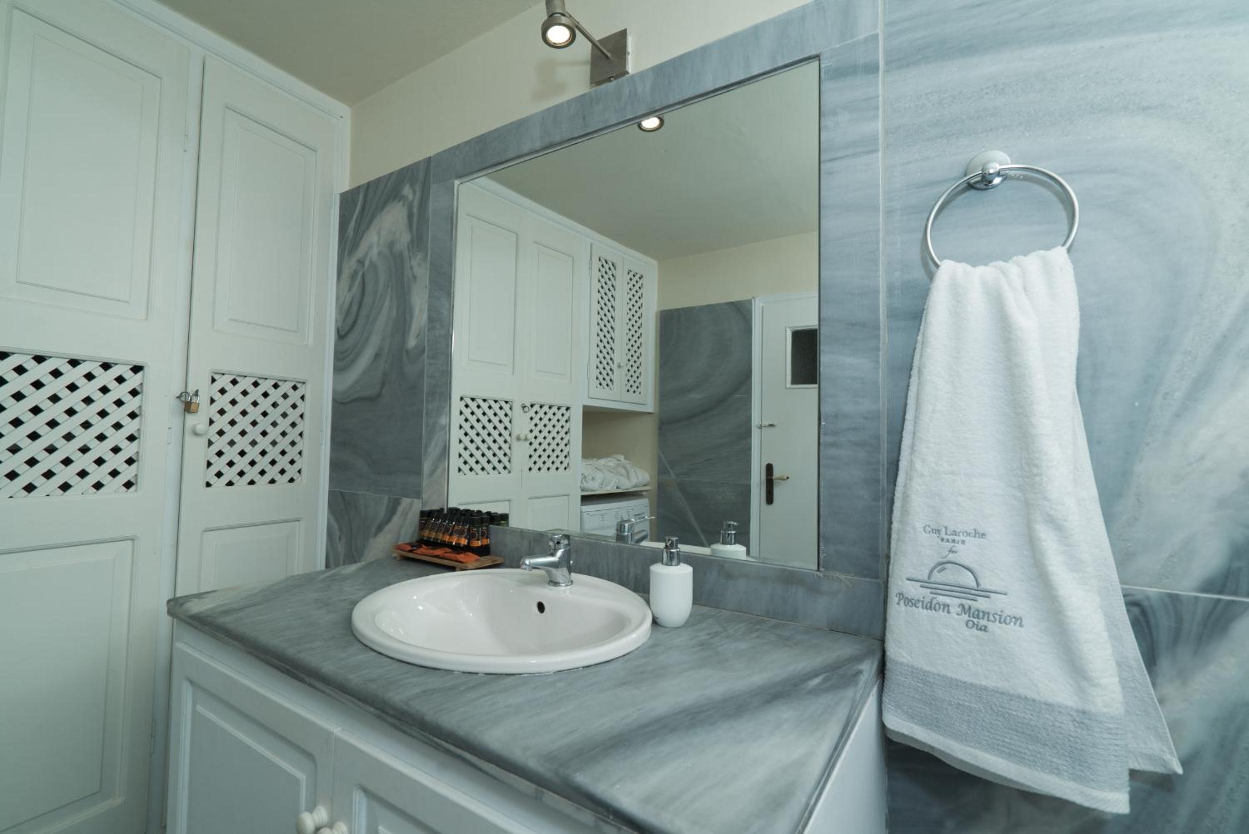 Фото Poseidon Mansion