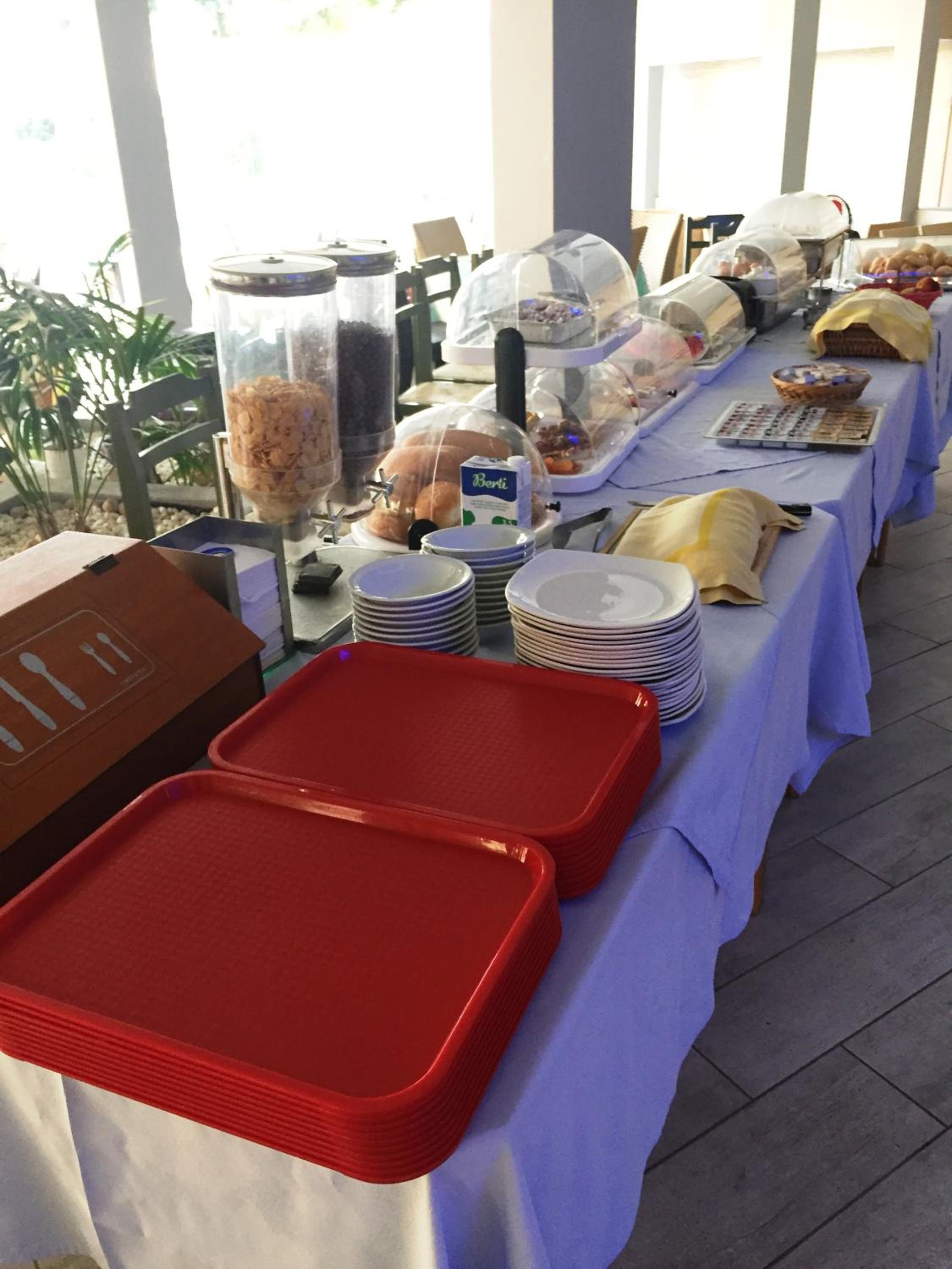 Фото Caravel Apartment Hotel