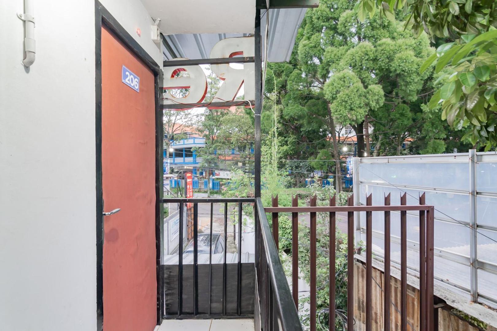 Фото RedDoorz near Riau Junction Mall 2