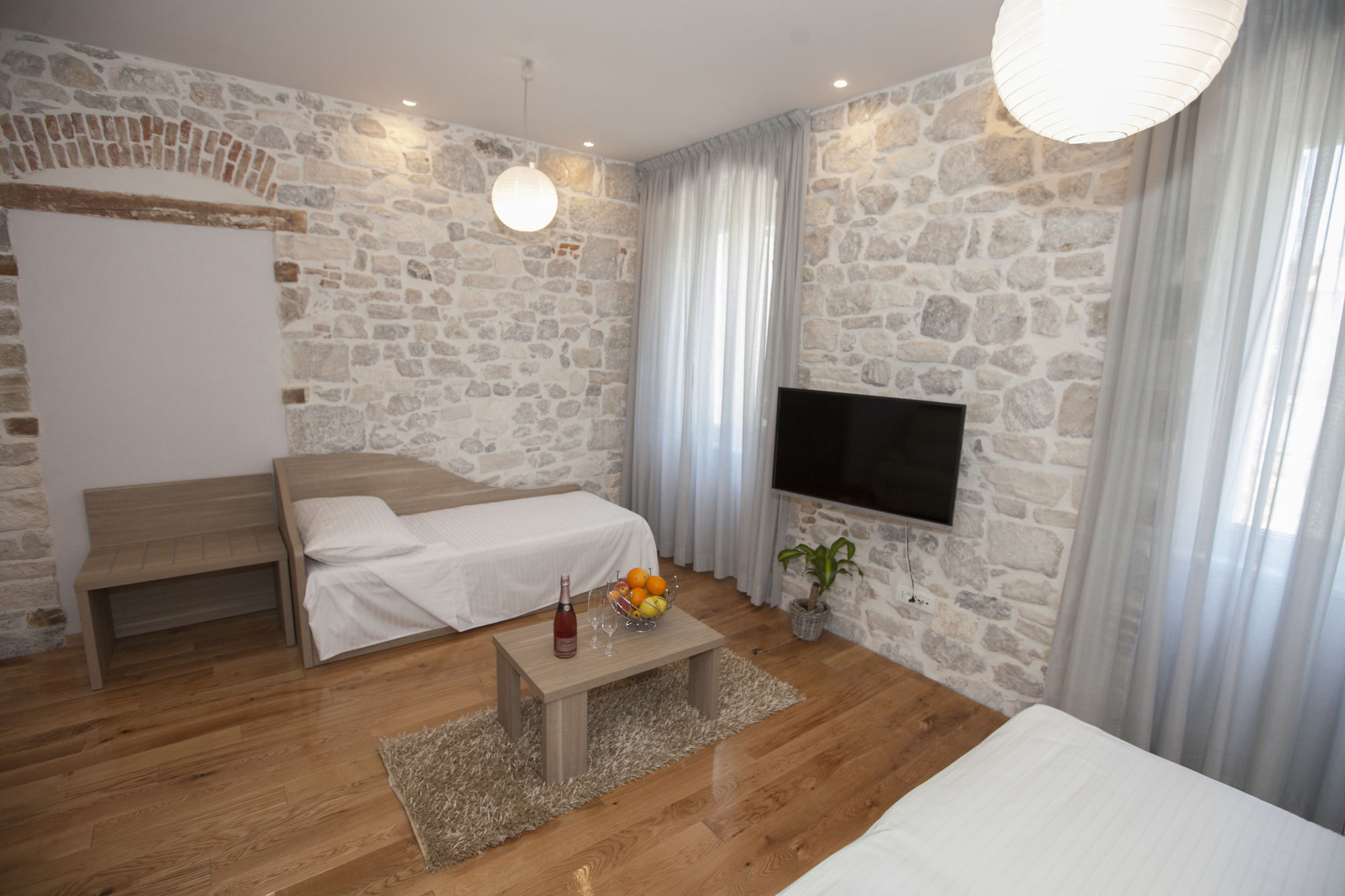 Фото Tifani Luxury Rooms 2