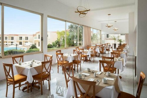 Гостиница Ramada Hotel & Suites by Wyndham Ayia Napa в Айя-Напе