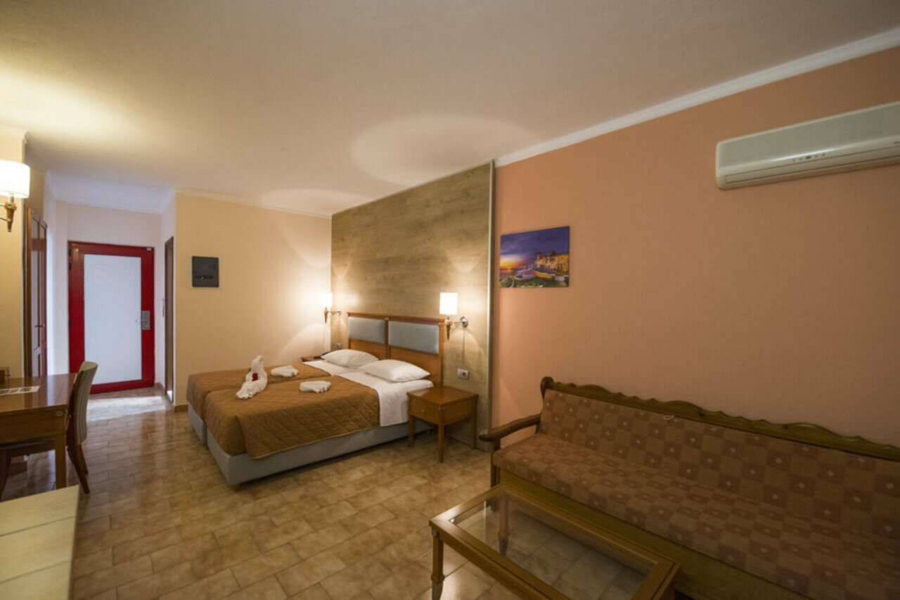 Фото Sandy's Studios Apartments & Log Villas