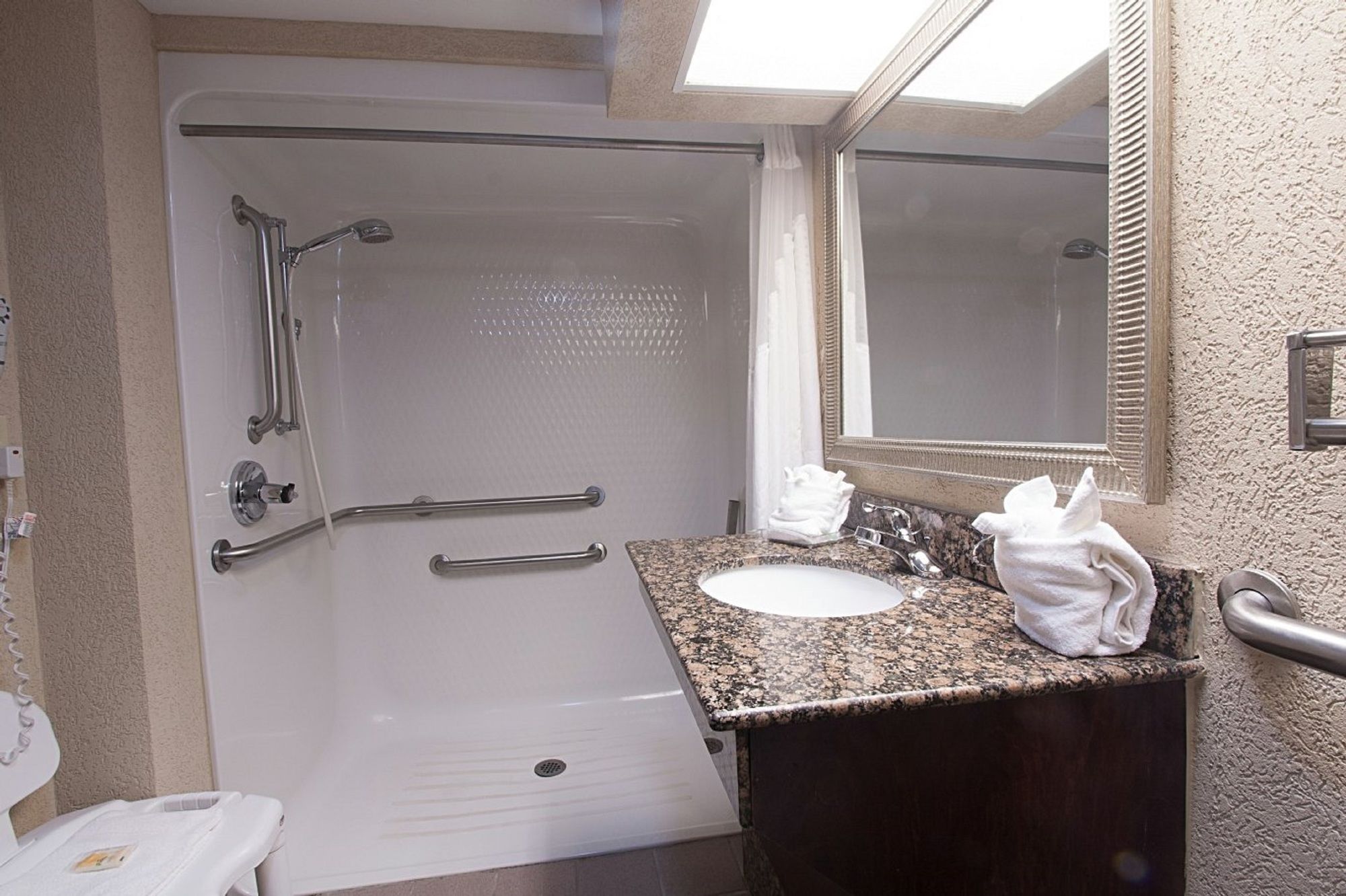 Фото Delta Hotels Huntington Downtown