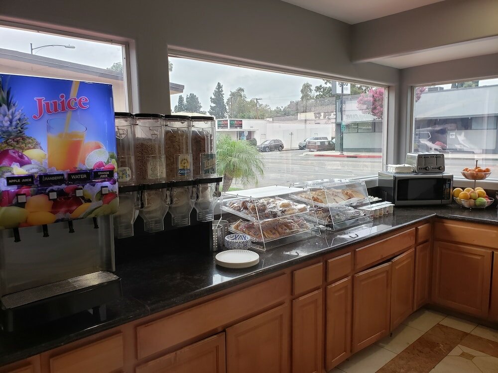 Фото Portofino Inn Burbank