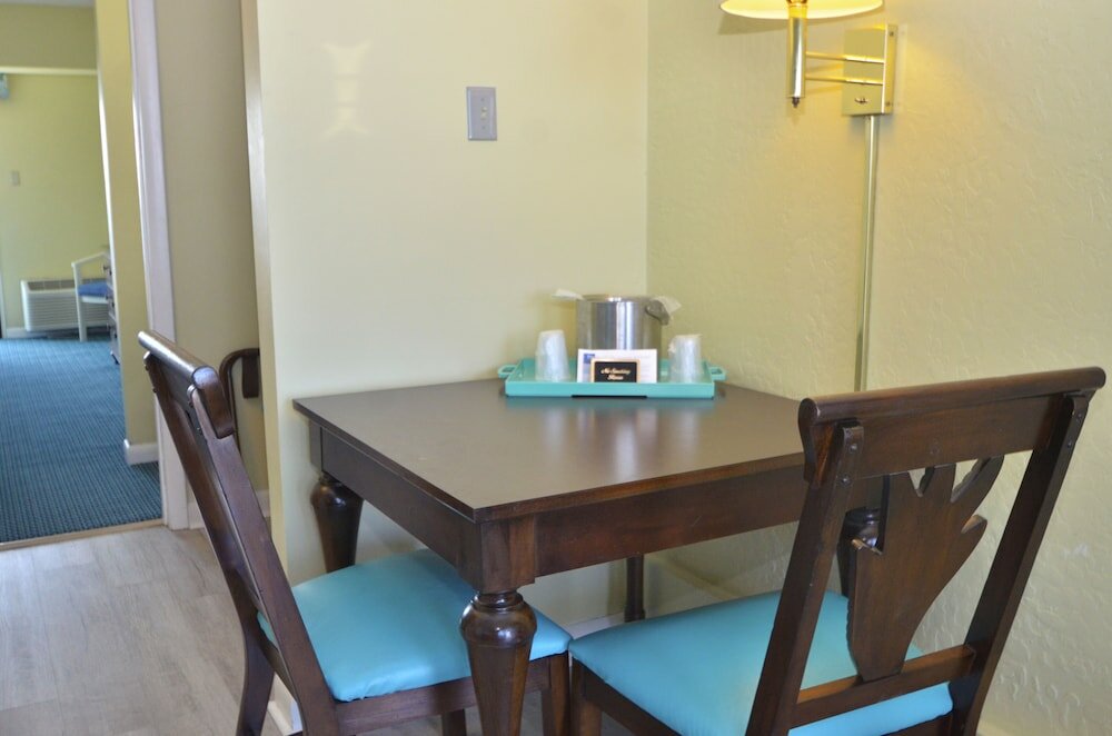 Фото Cayman Suites Hotel