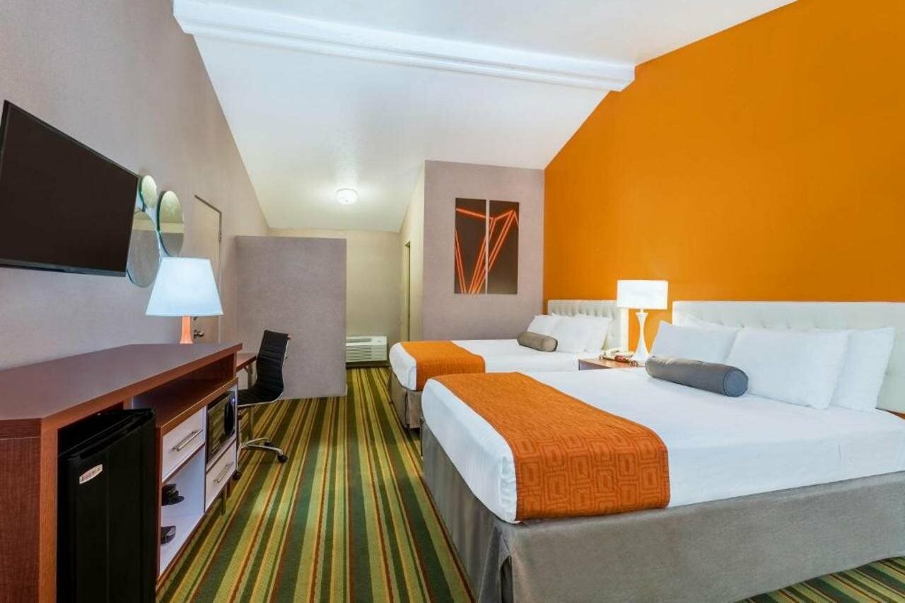 Фото Howard Johnson by Wyndham Phoenix Airport/Downtown Area