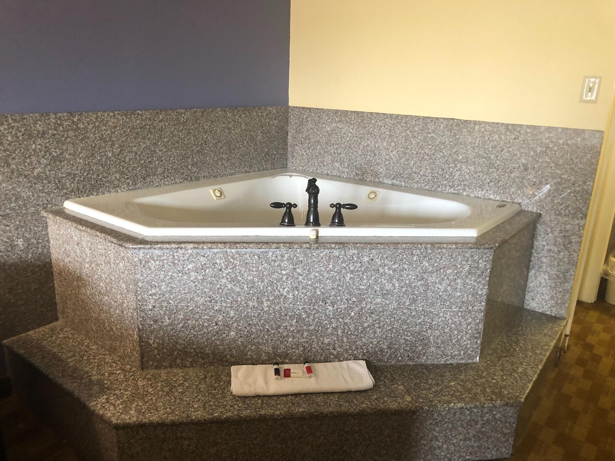 Фото Days Inn by Wyndham Lake Charles