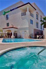 Фото Holiday Inn Express & Suites Corona