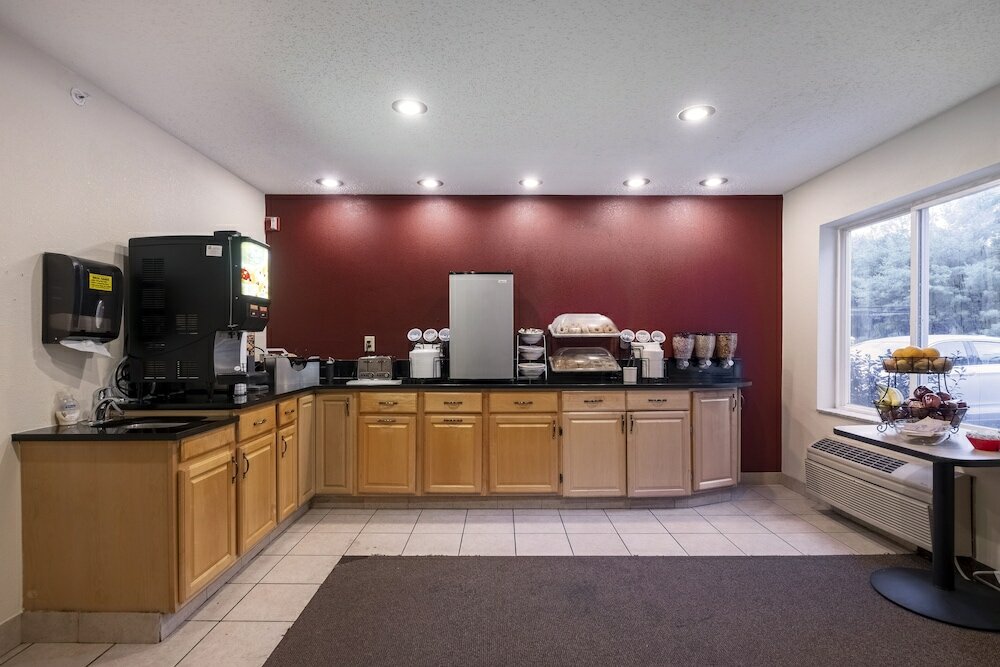 Фото Red Roof Inn Clifton Park