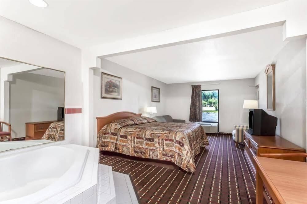 Фото Brentwood Inn & Suites