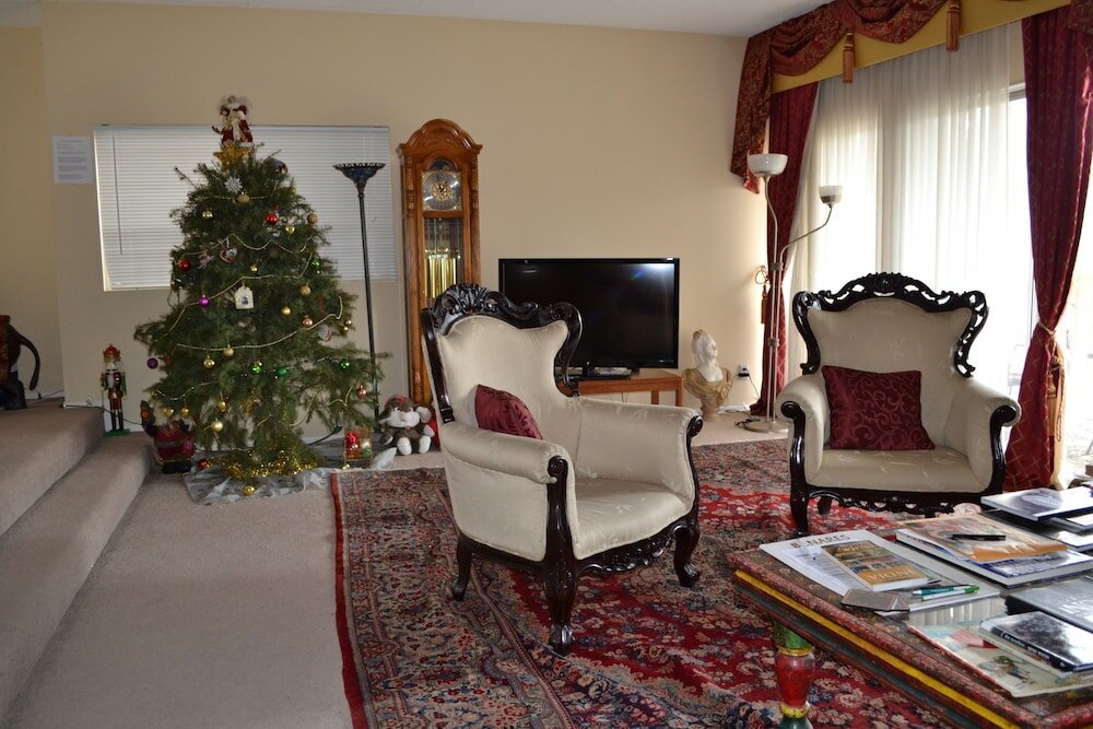 Фото Mini Mansion in Hollywood Hills