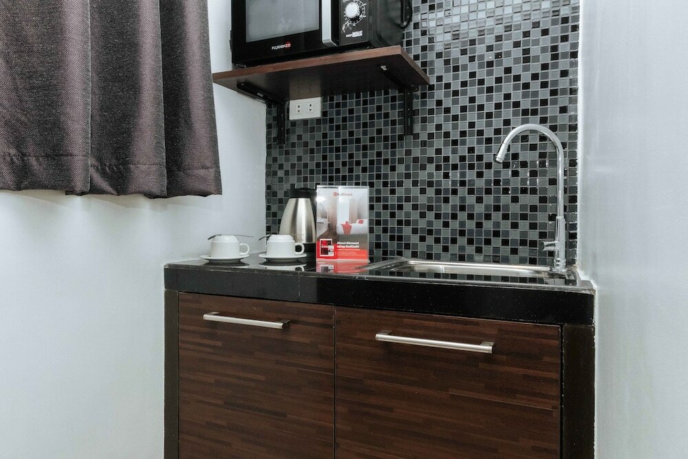 Фото RedDoorz Plus @ Poblacion Makati