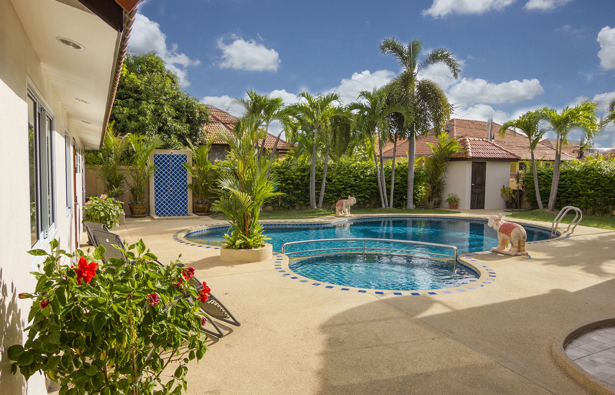 Фото Pattaya Hill, Near the City and Beach