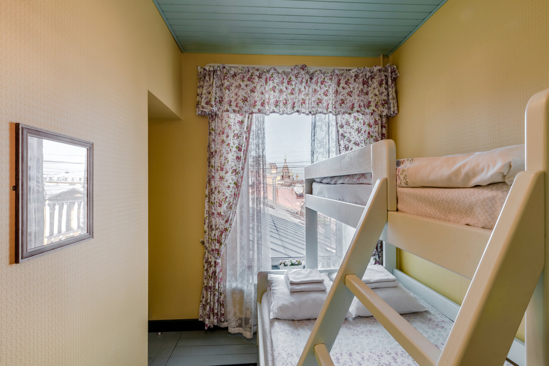 Фото Друзья у Дома Книги