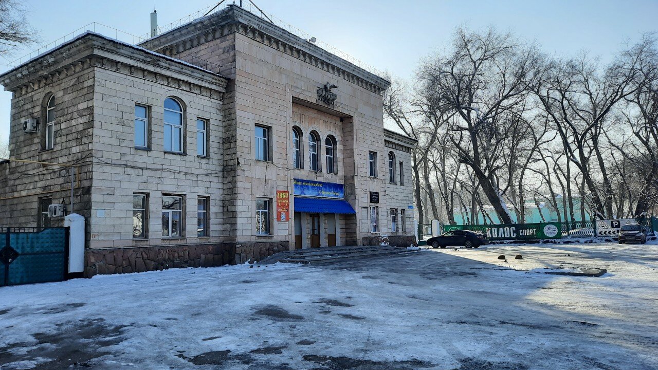 Сатып алушы кітап сатушыны ұрады.