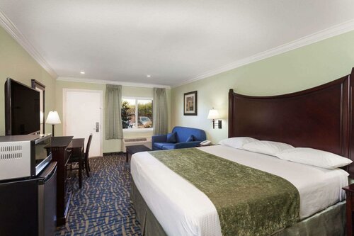 Гостиница Travelodge by Wyndham Orange County Airport Costa Mesa в Коста-Меса