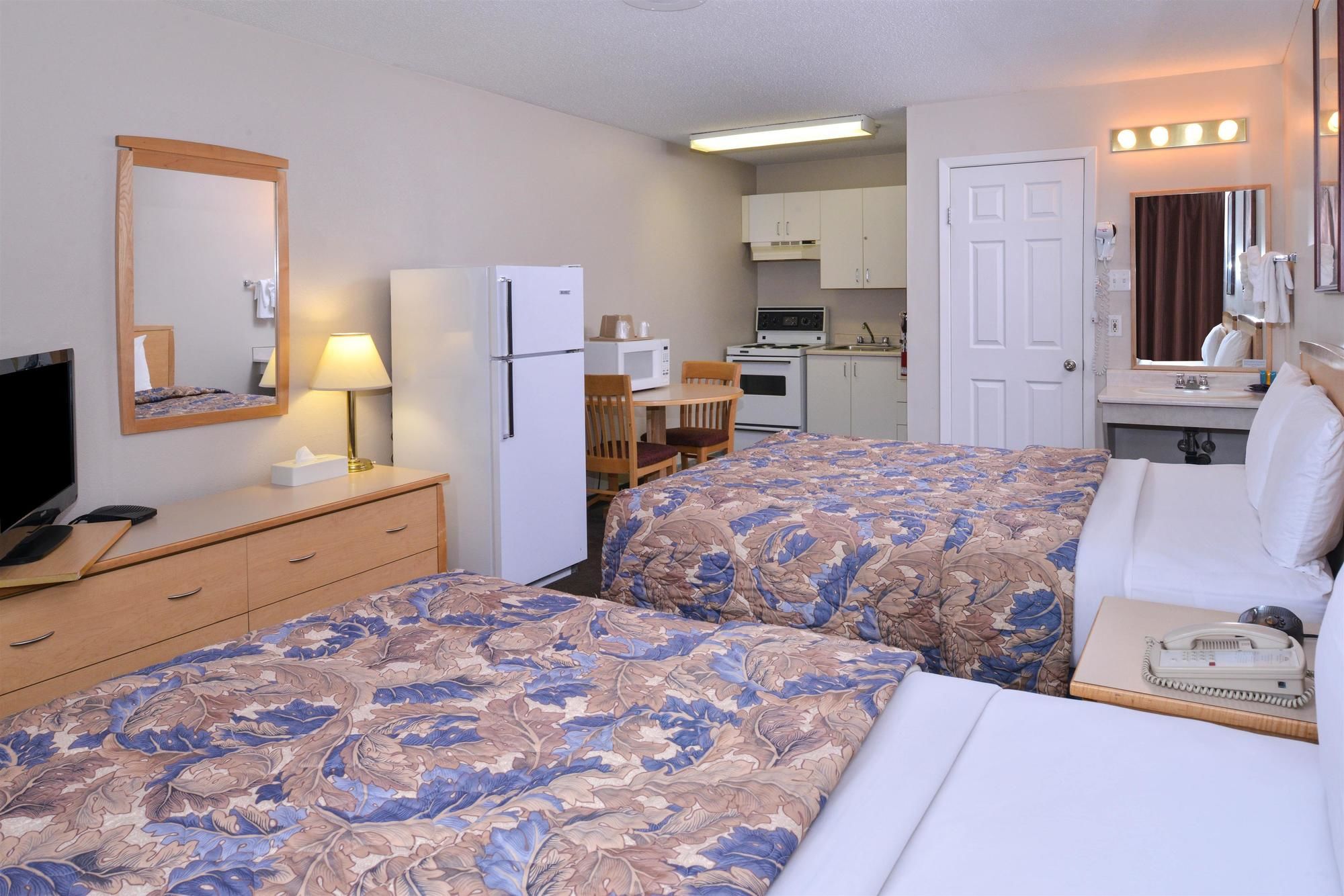 Фото Canadas Best Value Inn & Suites Fernie