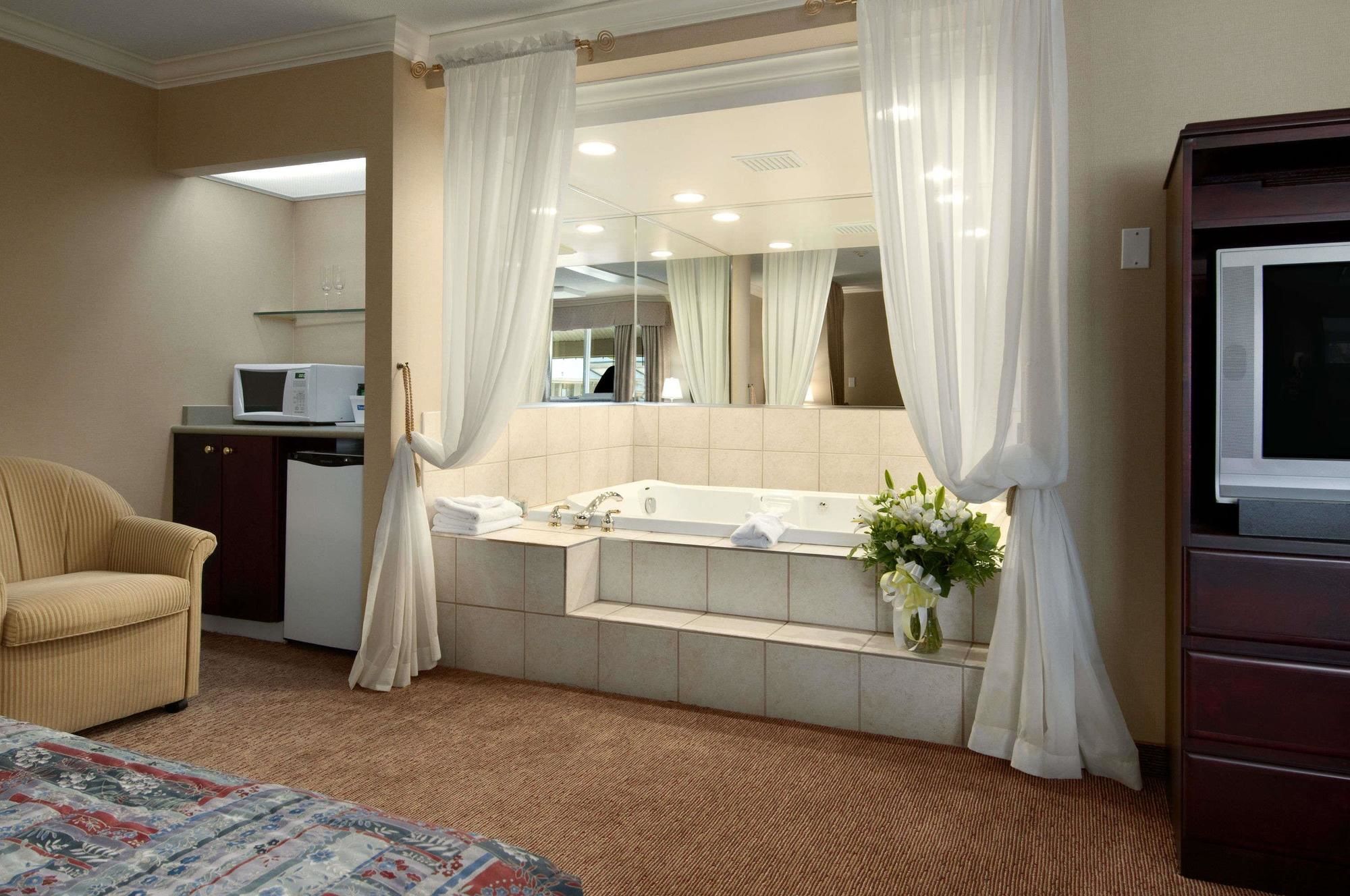 Фото Travelodge by Wyndham Langley City