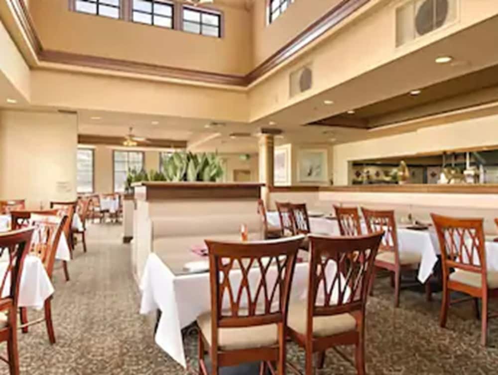 Фото Ramada by Wyndham Hawthorne Lax La Stadium