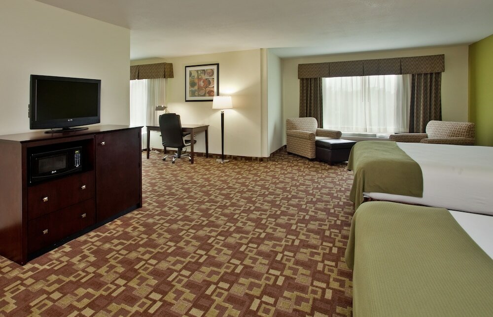 Фото Holiday Inn Express Hotel & Stes Kansas City Sports Complex, an Ihg Hotel