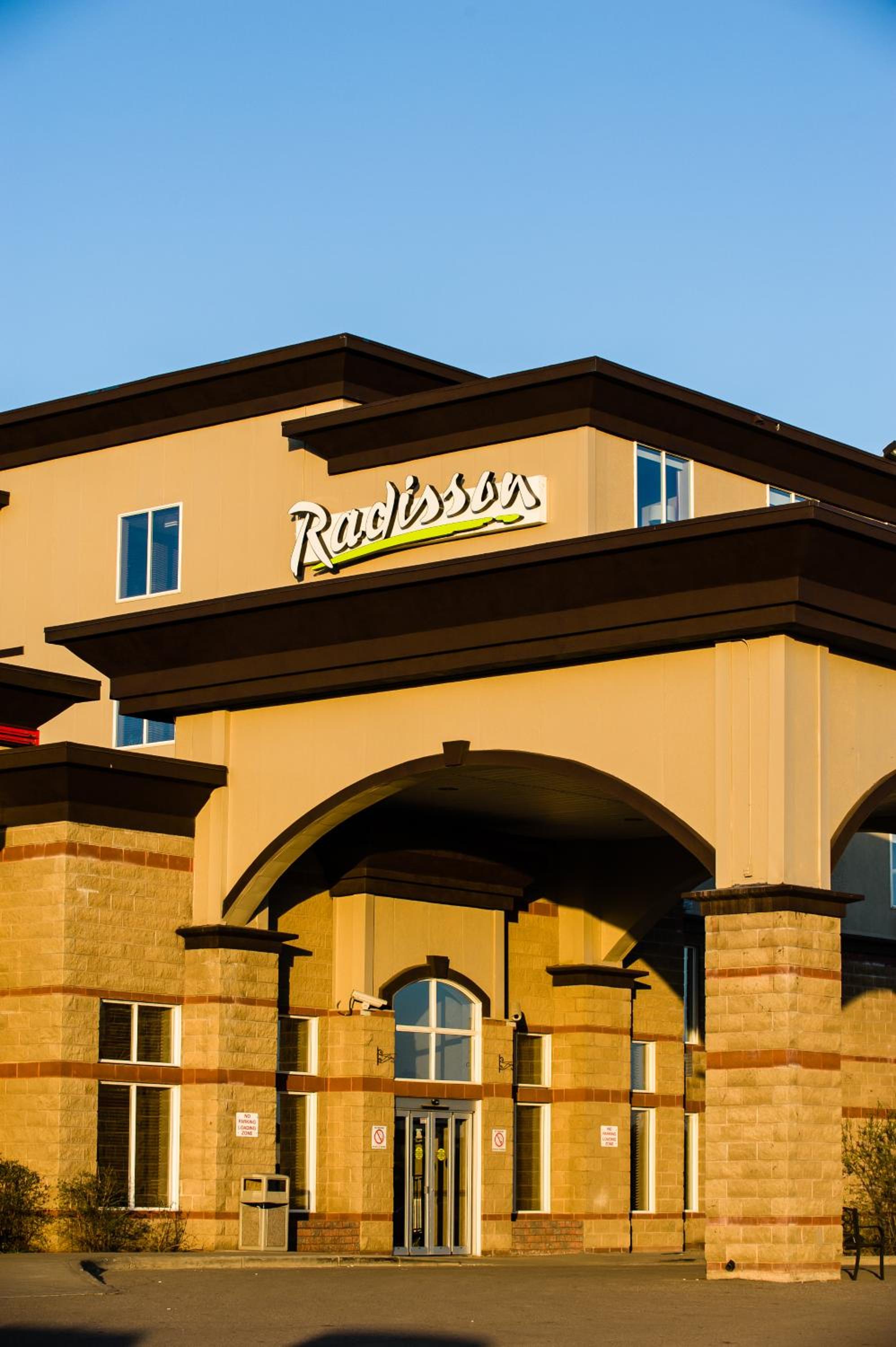 Фото Radisson Hotel & Suites Fort McMurray