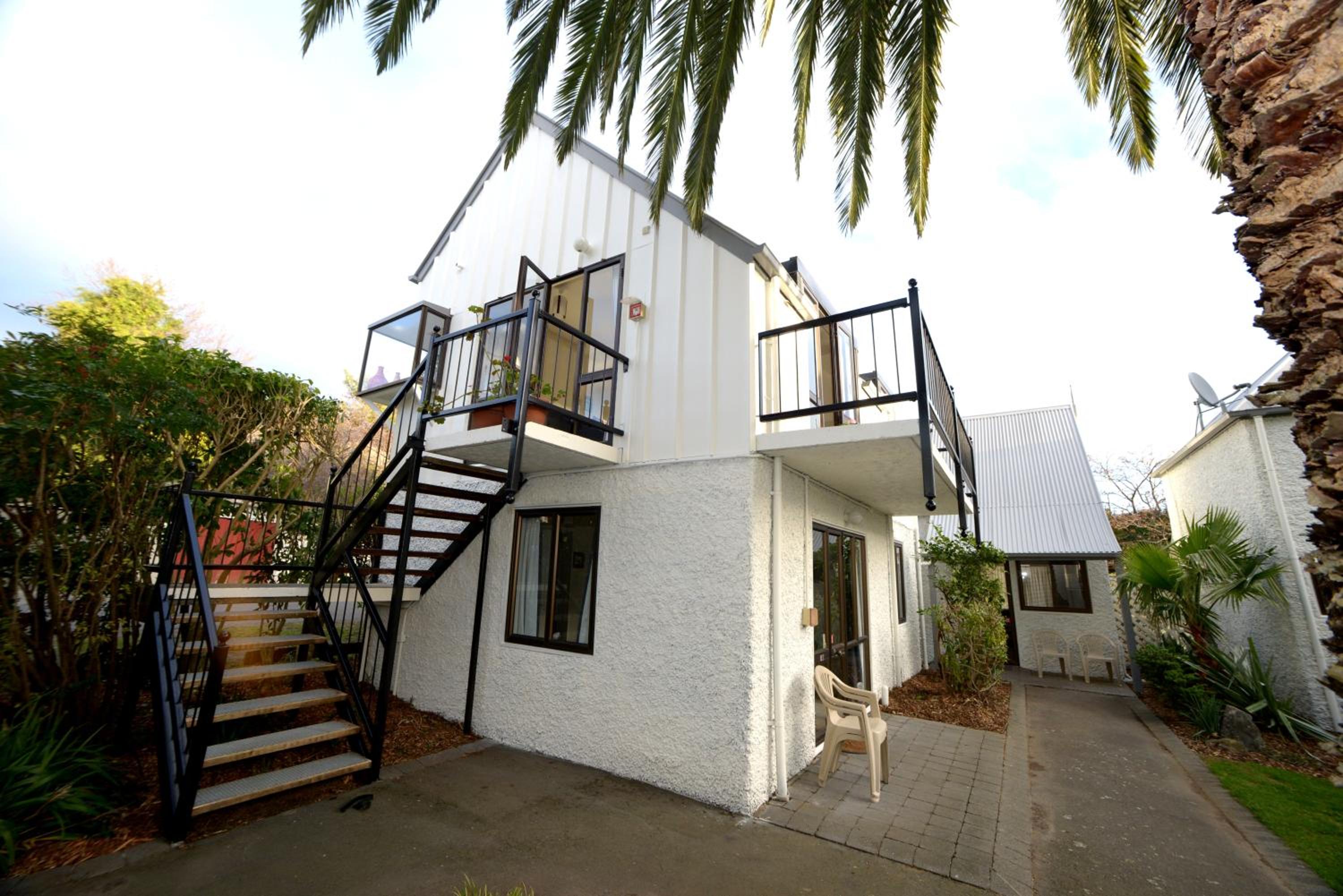 Фото Akaroa Village Inn