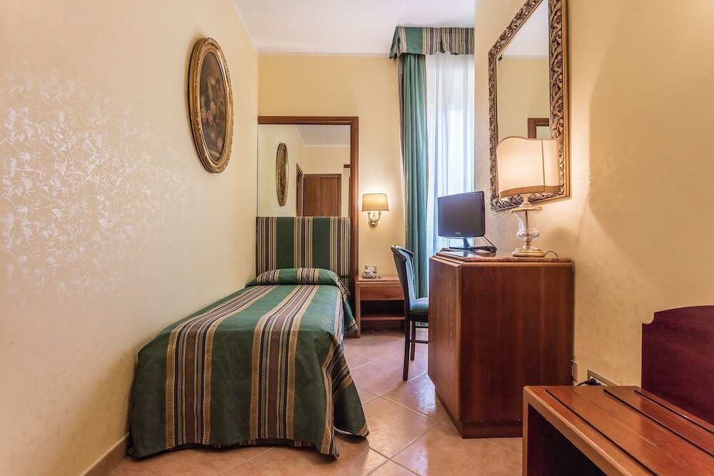Фото Raeli Hotel Lux