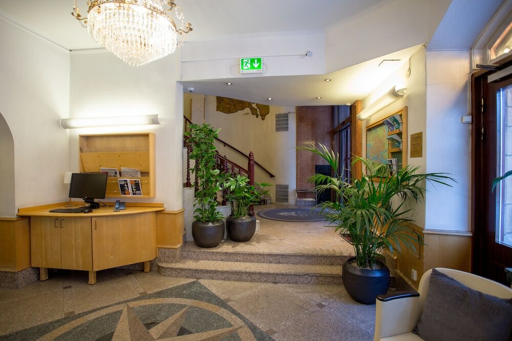 Фото Crystal Plaza Hotel