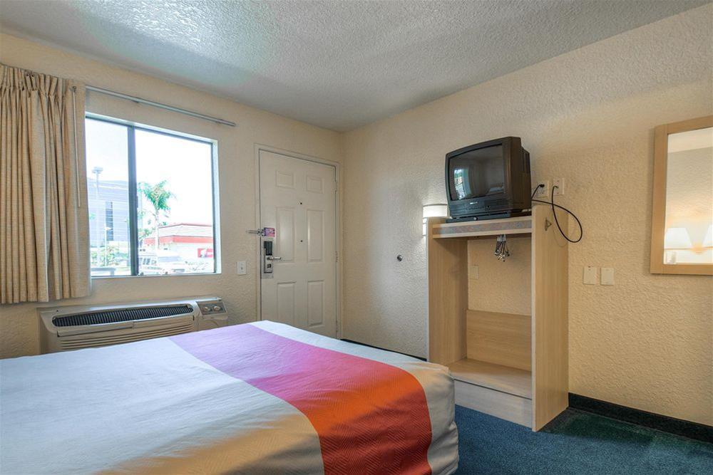 Фото Motel 6 Buena Park, Ca - Knotts Berry Farm - Disneyland