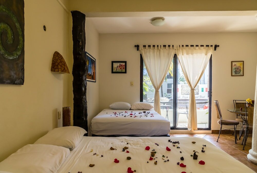 Фото Moonshine Hotel