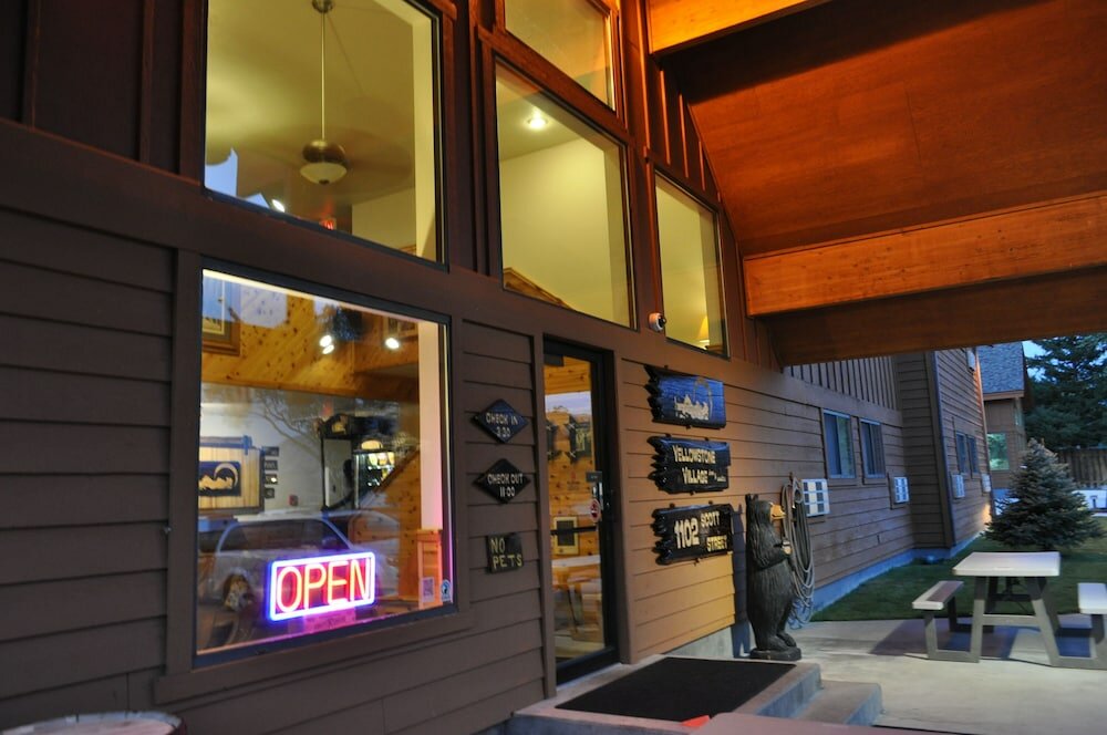 Фото Yellowstone Village Inn and Suites