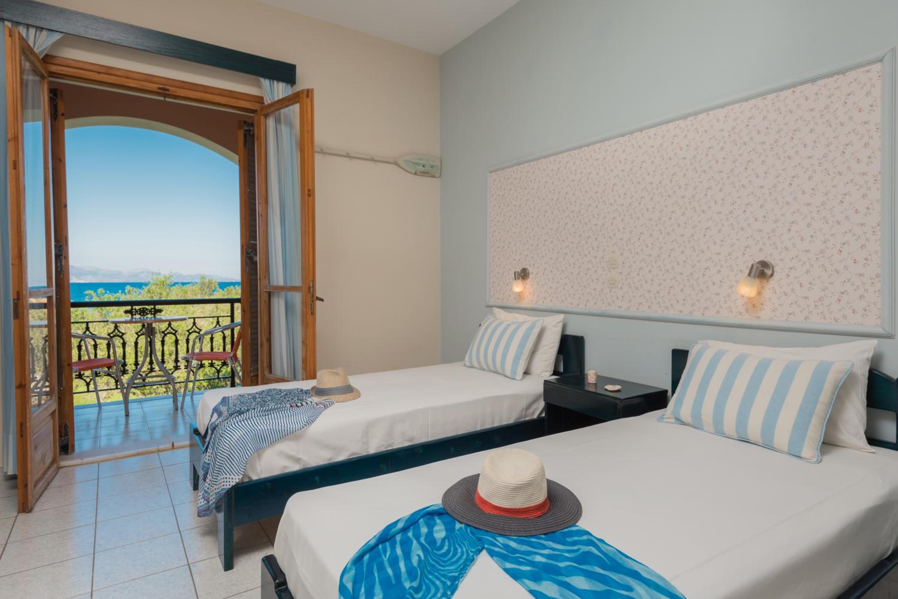 Фото Kavos Psarou Studios and Apartments