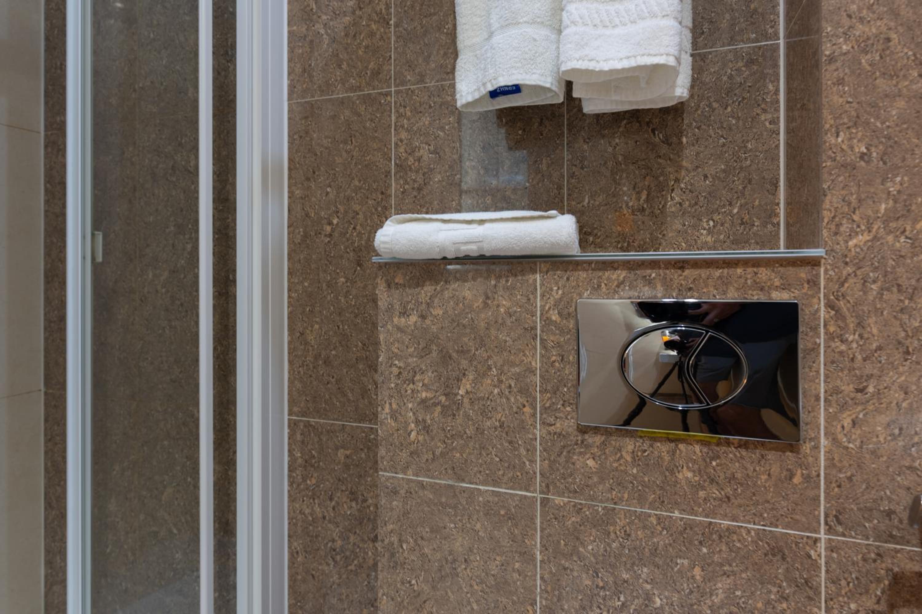 Фото Simply Rooms & Suites