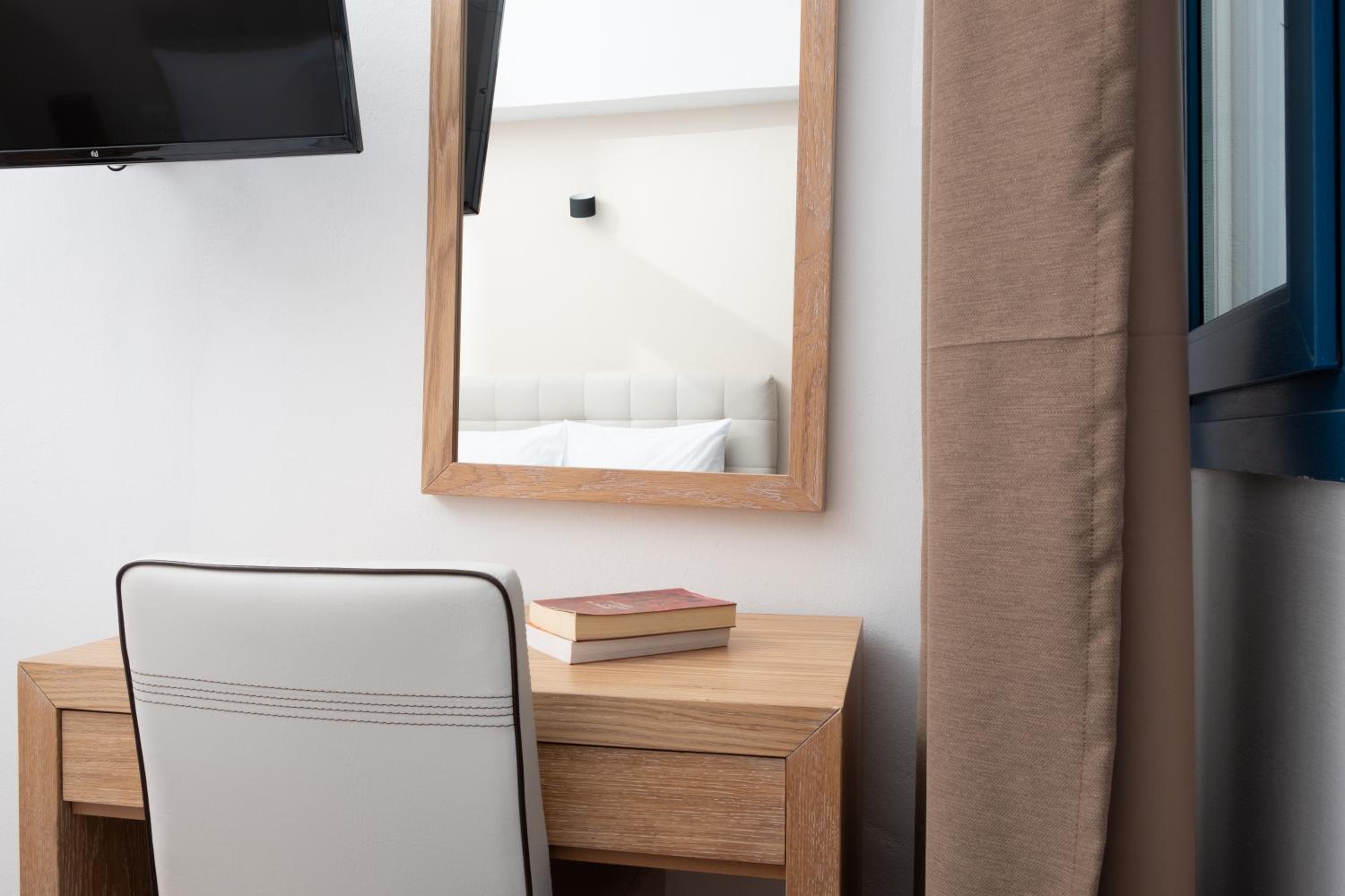 Фото Tristhenia Hotel