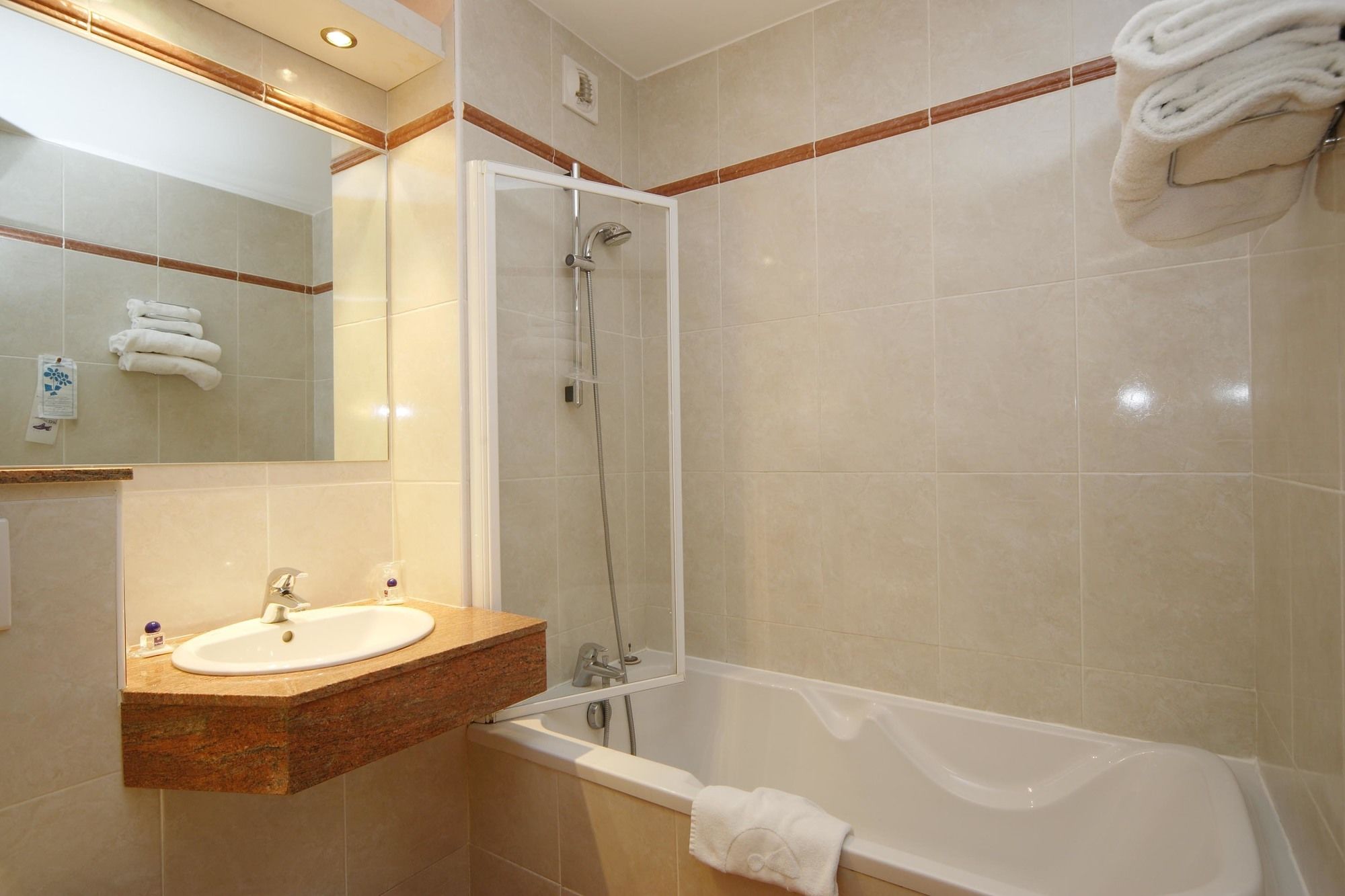 Фото Kyriad Nimes Ouest