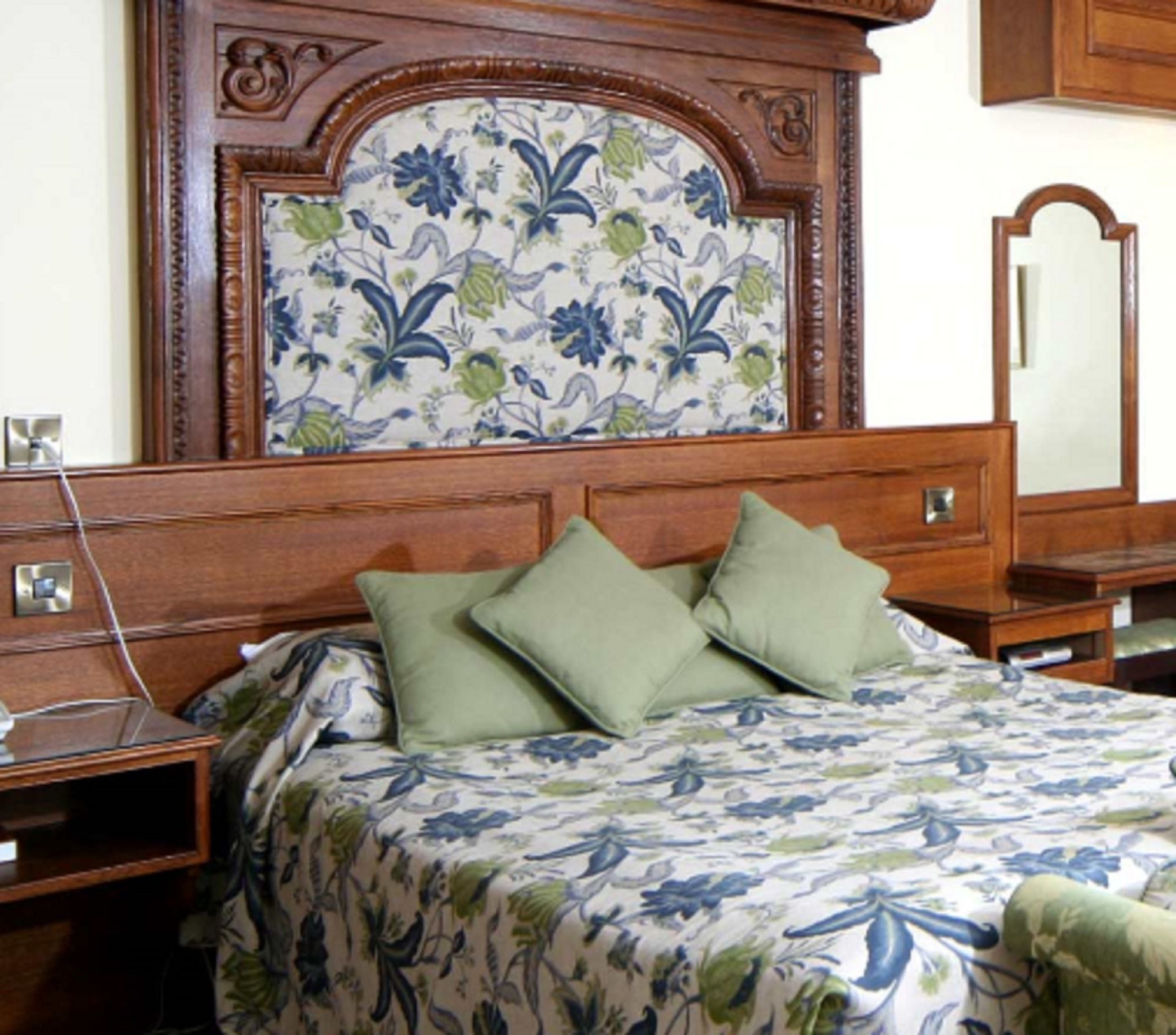 Фото The Feathers Hotel