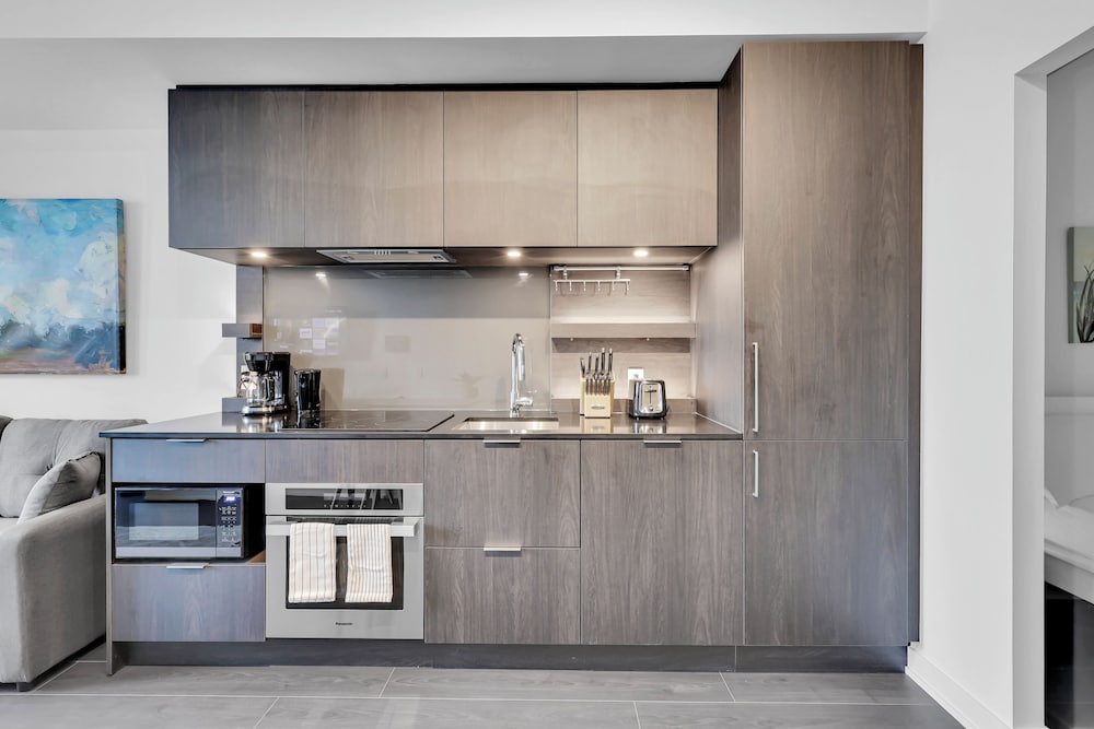 Фото Modern suite steps to port credit Go