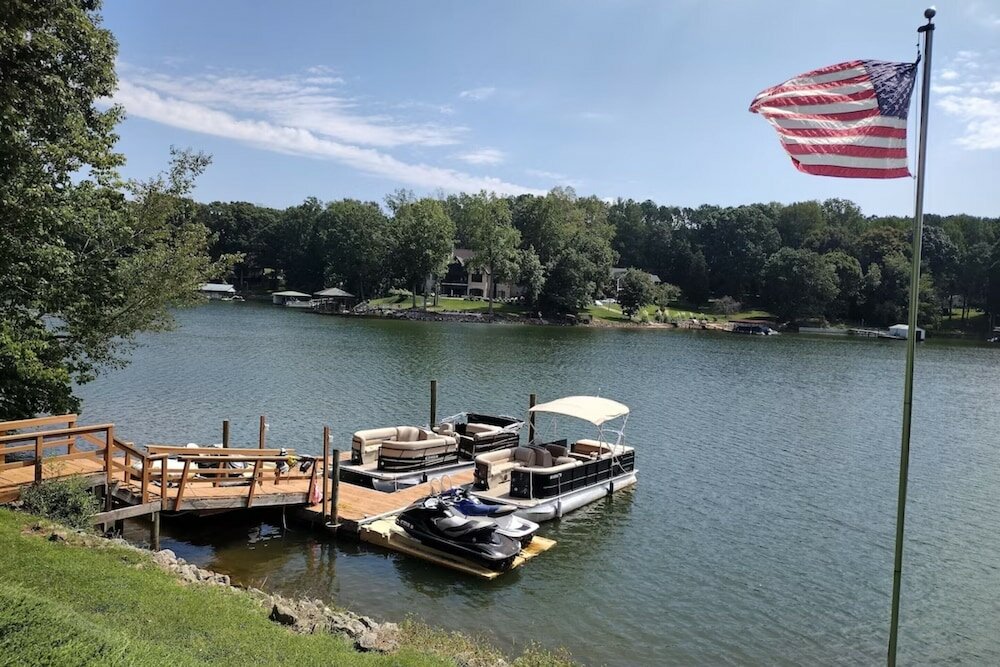 Фото Lake Living by Avantstay Sleeps 22 + Dock, Pool