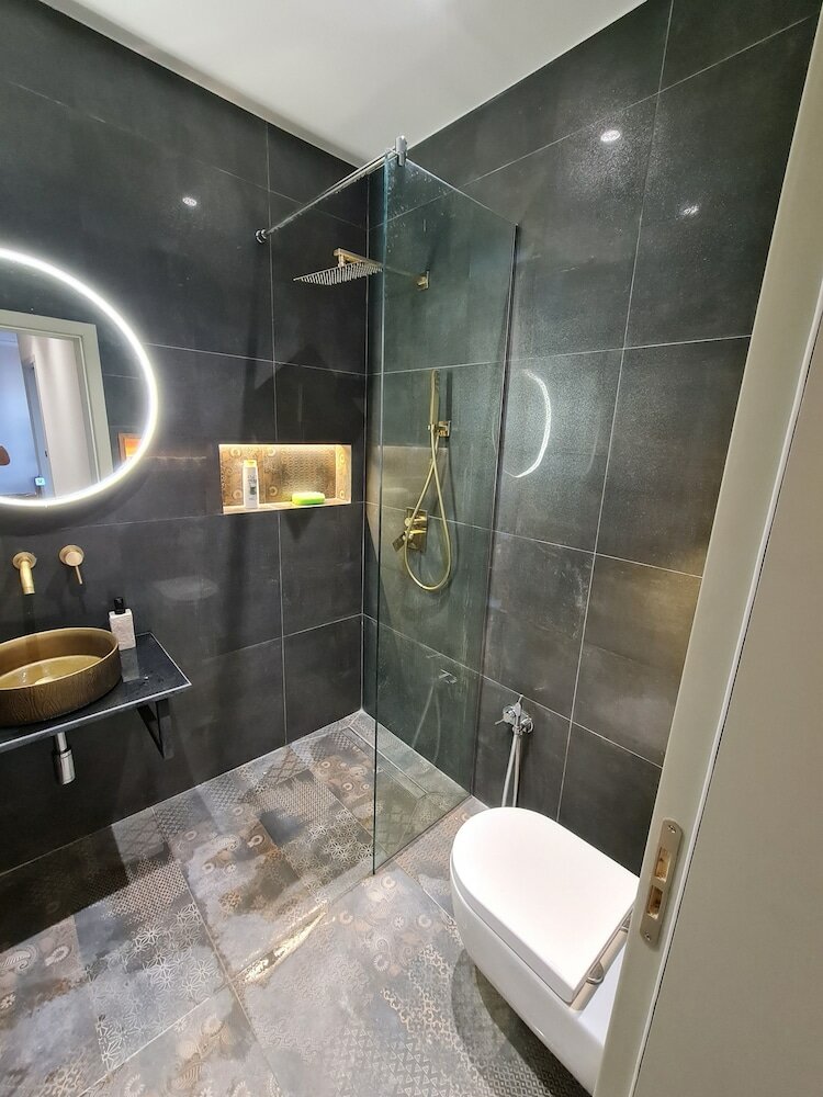 Фото La Mirage Suites & Apartments