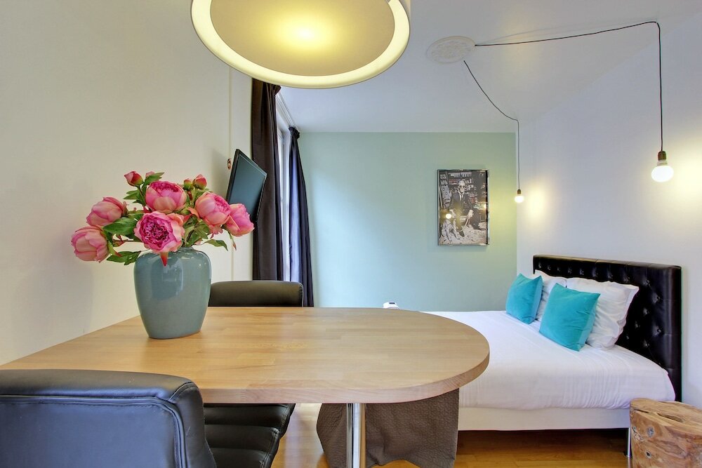 Фото Short Stay Group Museum View Serviced Apartments