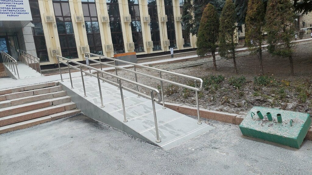 إدارة حكومية Oktyabrskaya District State Administration ، بيشكيك، صورة